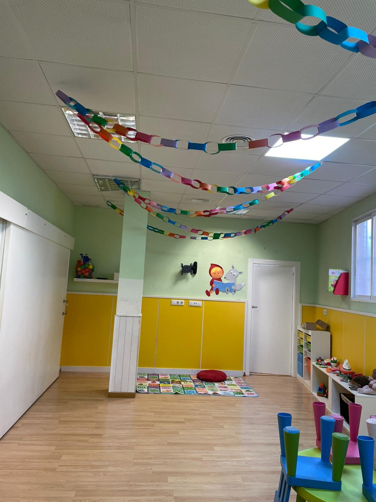 Niños jugando al aire libre