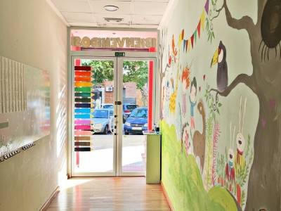 Niños jugando en el centro